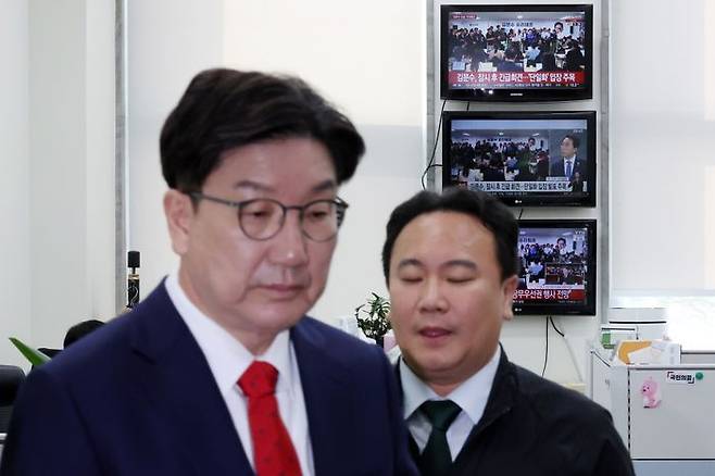 김문수 국민의힘 대선 후보와 한덕수 무소속 대선 예비후보 간 단일화를 촉구하는 단식 농성 중인 권성동 국민의힘 원내대표가 8일 오전 서울 여의도 국회 원내대표실을 나오고 있다. ⓒ뉴시스