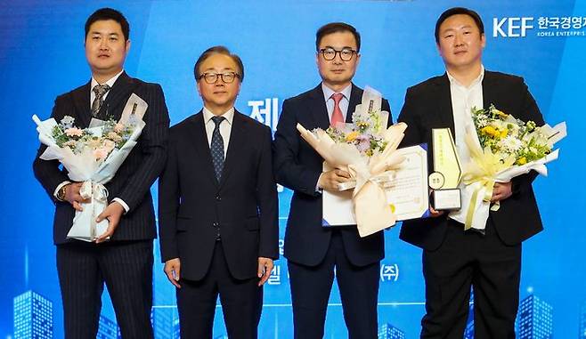 현대엘리베이터가 8일 제37회 한국노사협력대상 시상식에서 대기업 부문 우수상을 수상한 뒤 기념사진을 촬영하고 있다. 사진은 왼쪽부터 윤민욱 현대엘리베이터 사무직노조위원장, 이동근 한국경총 상근부회장, 조재천 현대엘리베이터 대표이사, 주인수 현대엘리베이터 노조위원장.ⓒ현대엘리베이터