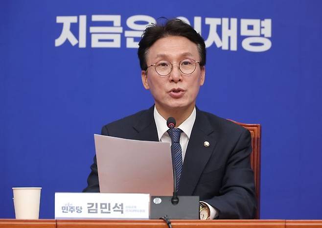 김민석 더불어민주당 상임공동선거대책위원장이 4일 국회에서 열린 기자간담회에서 발언하고 있다. ⓒ연합뉴스
