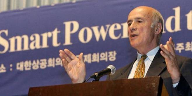 ‘소프트 파워’ 개념 창시자인 국제정치 석학 조지프 나이 미국 하버드대 석좌교수가 지난 2008년 2월12일 서울 중구 남대문로 대한상공회의소 국제회의장에서 열린 초청강연회에서 미국의 중동 외교정책의 문제점과 소프트 파워의 개념 및 중요성에 대해 연설하고 있다. ⓒ 연합뉴스