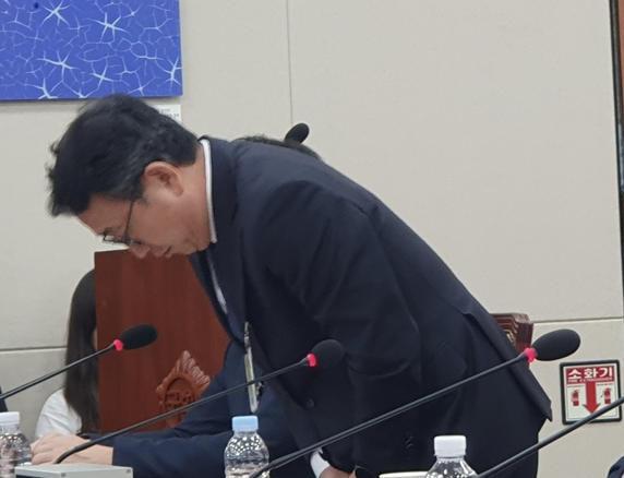 유영상 SKT 사장이 8일 서울 여의도 국회에서 열린 제425회 국회(임시회) 과학기술정보방송통신위원회 'SK텔레콤 해킹 관련 청문회'에서 고개 숙여 인사하고 있다.ⓒ데일리안 조인영 기자