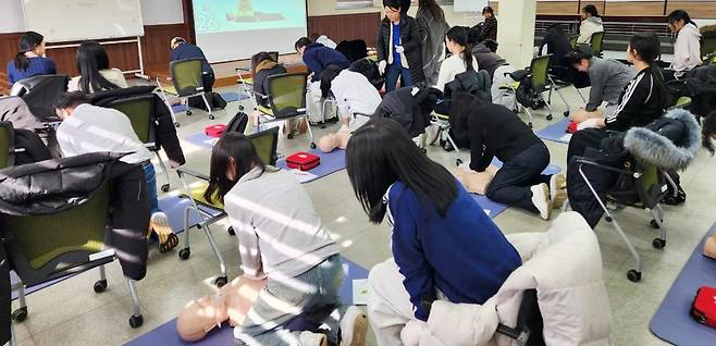 경기 부천시 원미구 심곡동에 있는 시민학습원에서 보건소 직원들이 시민들에게 심폐소생술을 가르치고 있다. 부천시 제공