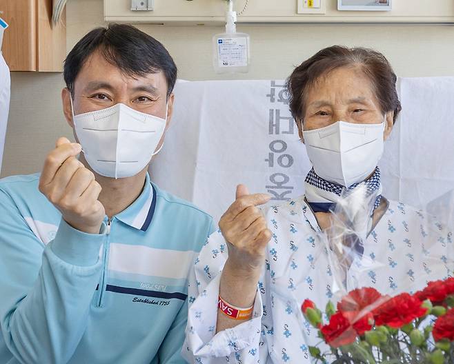 어머니에게 간을 기증한 오지훈 씨(왼쪽)와 어머니 문정자 씨. 모자는 수술을 무사히 마치고 건강하게 퇴원했다. 중앙대의료원 제공