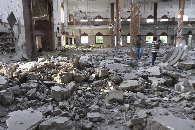 [바하왈푸르=AP/뉴시스] 파키스탄 기자들이 7일(현지 시간) 펀자브주 바하왈푸르 인근, 인도의 미사일 공격으로 파손된 사원 내부를 취재하고 있다. 2025.05.08.