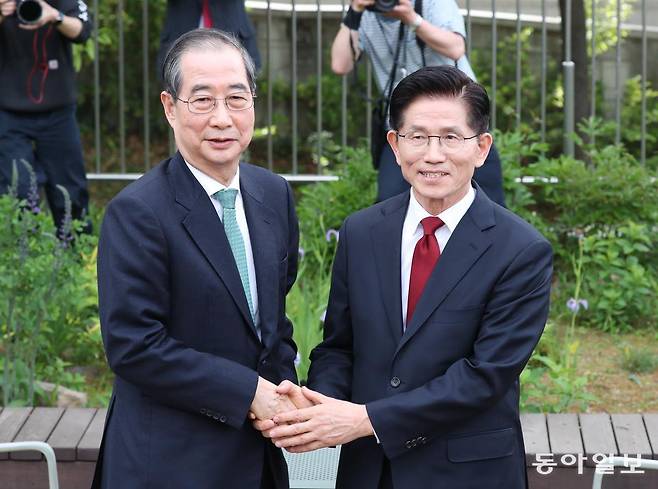 김문수 국민의힘 대통령 후보와 한덕수 무소속 대선 예비후보가 8일 오후 서울 여의도 국회 강변서재에서 후보 단일화 관련 회동을 하고 있다. 이훈구 기자 ufo@donga.com