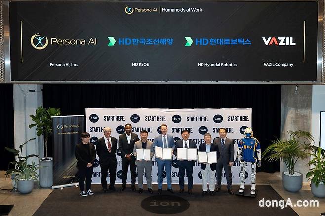 (오른쪽 두 번째부터) 송영훈 HD현대로보틱스 솔루션부문장과 이동주 HD한국조선해양 제조혁신랩부문장, 닉 래드포드(Nicolaus Radford) 페르소나AI CEO, 김성원 바질컴퍼니 CTO 등이 업무협약을 체결하고 기념사진을 촬영하고 있다.