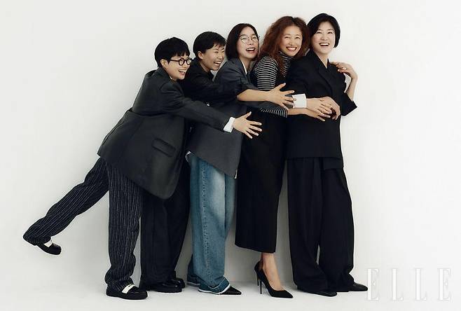 (왼쪽부터) 김하나가 입은 레더 재킷은 Korlat. 셔츠는 Flow Jeans. 데님 팬츠는 Poem. 슈즈는 Tod’s. 벨트는 Saint Laurent. 고금숙이 입은 터틀넥은 Gcut. 블랙 레더 셔츠는 320 Showroom. 슈즈는 Cadeau. 이라영이 입은 재킷은 Re Rhee. 셔츠는 Frizmworks. 데님 팬츠는 Flow Jeans. 슈즈는 스타일리스트 소장품. 정수윤이 입은 터틀넥은 Damoyera. 드레스는 Biscuitshop. 슈즈는 Eloshman. 김희경이 입은 블랙 수트 세트업은 Prairie. 슈즈는 Salt & Chocolate.