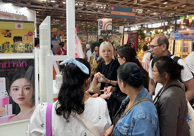 롯데는 대기업 최초로 '프랑스 파리 종합 전시회'에 홍보관을 마련해 유럽 시장 검증 기회를 제공하고 있다. 〈사진=롯데지주〉