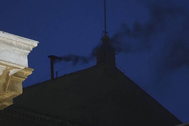 바티칸 시스티나 성당 굴뚝에 7일(현지시간) 밤 검은 연기가 피어오르고 있다. 새 교황을 선출하는 콘클라베에 참석한 추기경 133명 가운데 3분의2 이상인 최소 89명이 찬성해야 교황이 선출된다. AP 뉴시스