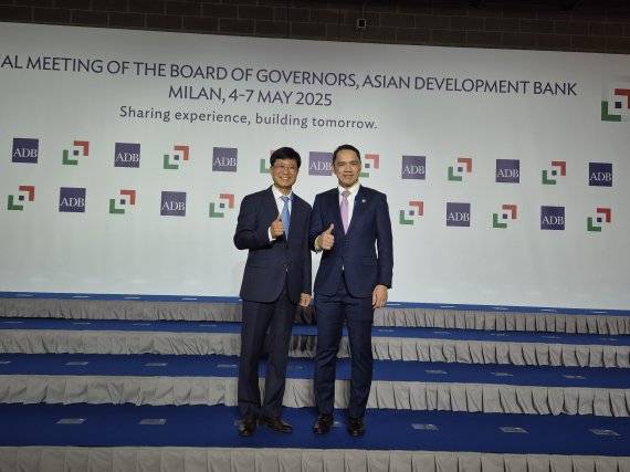 박종석 금융결제원장(왼쪽)이 5일(현지시각) 이탈리아 밀라노에서 열린 ADB연차총회에서 아시아 국가들과의 협력관계 강화를 위해 술리삭 탐누봉 라오스 중앙은행 부총재와 면담 후 기념사진을 촬영하고 있다. 금융결제원 제공.