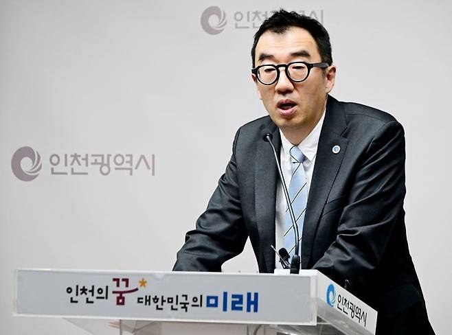 신승열 인천시 기획조정실장이 8일 시청 브리핑룸에서 인공지능(AI)을 활용한 다중이용시설 피난안내시스템에 대해 기자브리핑을 하고 있다. 인천시 제공.