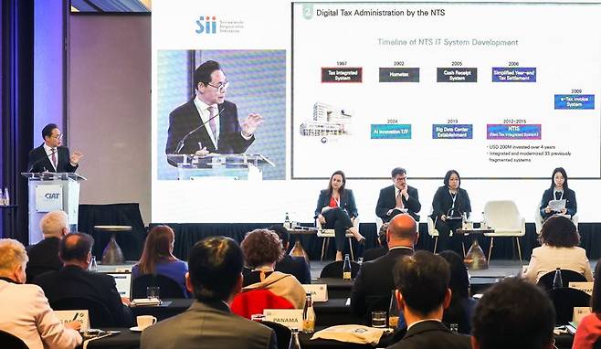 강민수 국세청장이 8일까지 칠레 산티아고에서 열린 제59회 범미주 국세청장회의(CIAT)에 참석, 인공지능(AI) 탈세적발시스템에 대해 설명하고 있다. 국세청 제공