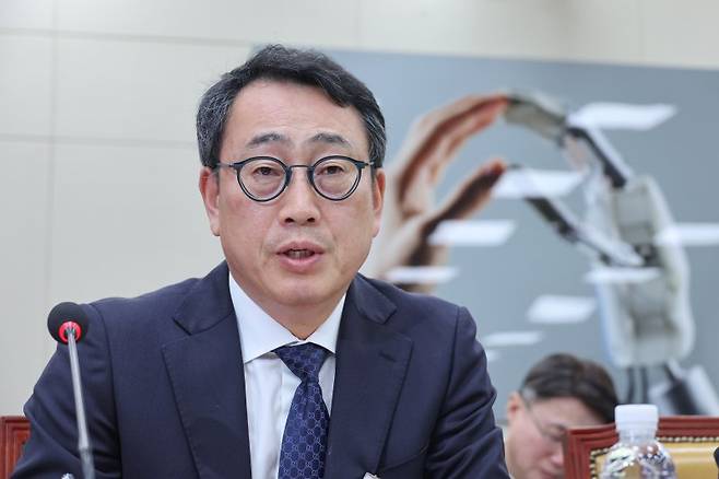 유영상 SK텔레콤 대표가 8일 서울 여의도 국회 과학기술정보방송통신위원회에서 열린 청문회에서 의원 질의에 답하고 있다. 뉴스1