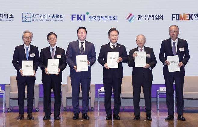 경제5단체장 만난 李 이재명 더불어민주당 대선후보가 본격적인 경제 행보에 시동을 걸었다. 이 후보가 8일 서울 중구 대한상공회의소에서 열린 경제5단체 초청간담회에서 정책제언집을 전달받은 후 기념촬영을 하고 있다. 왼쪽부터 최진식 한국중견기업연합회장, 윤진식 한국무역협회장, 최태원 대한상공회의소 회장, 이 후보, 손경식 한국경영자총협회장, 류진 한국경제인협회장. 뉴스1