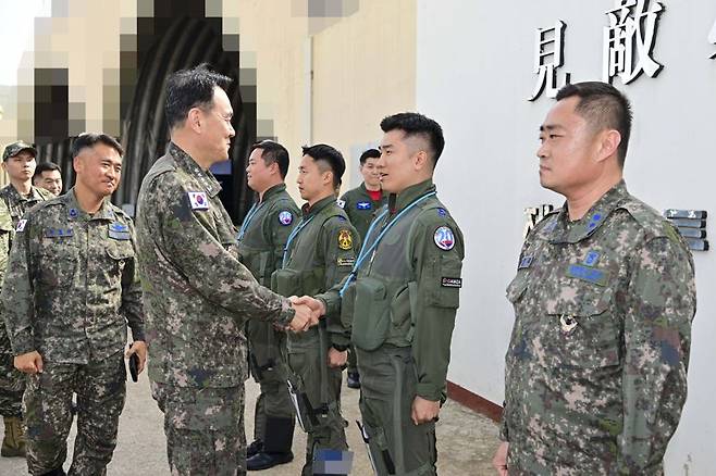 8일 김명수 합참의장이 대한민국의 영공을 최일선에서 수호하고 있는 제20전투비행단을 방문해 비상대기중인 조종사와 정비사, 무장사를 격려하고 있다. 합참 제공