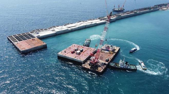 울릉공항 케이슨 설치 모습. DL이앤씨 제공