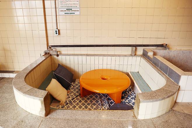 목욕탕을 개조한 ‘카페바뇨’ 실내. 박미향 기자