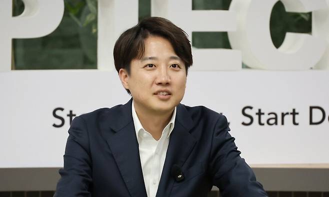 이준석 개혁신당 대통령 후보가 7일 오후 대전 유성구 한국과학기술원(KAIST)에서 재학생들과 ‘2030 현장 청취’ 간담회를 하고 있다. 연합뉴스