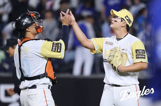 한화 이글스 마무리 투수 김서현(오른쪽)이 7일 대전 한화생명 볼파크에서 열린 2025 KBO리그 삼성 라이온즈와 경기에서 9회 등판해 경기를 매조진 뒤 포수 이재원과 함께 축하하는 모습. 한화 이글스 제공