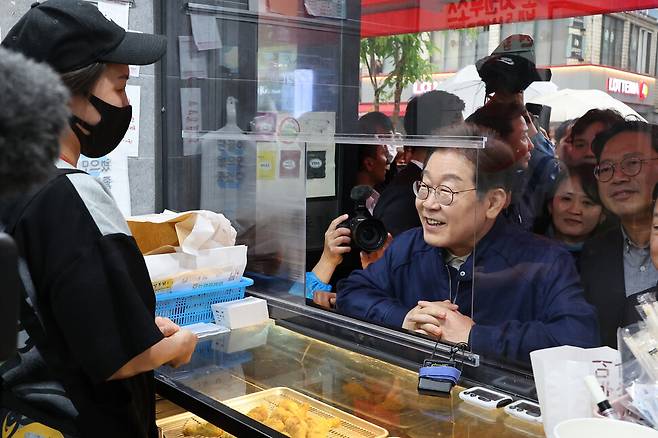 대법원이 공직선거법 위반 사건을 유죄 취지로 파기환송한 2025년 5월1일 이재명 더불어민주당 대선 후보가 ‘골목 경청 투어’에 나서 경기도 포천의 한 치킨집에서 상인과 대화하고 있다. 연합뉴스