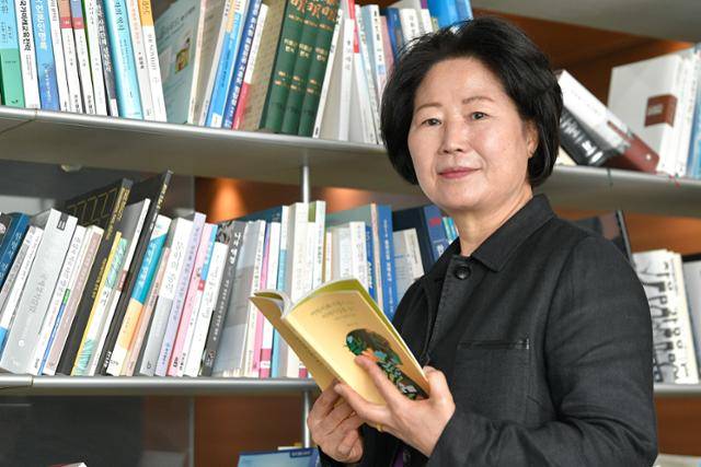 올해로 등단 30년을 맞은 황선미 작가가 2일 서울 중구 한국일보 본사에서 자신의 이야기 창작 과정을 담은 책 '어린이와 더불어 사는 이야기집을 짓다'를 펴들고 있다. 남동균 인턴기자