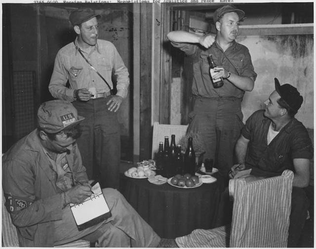 6.25 전쟁 휴전협상을 취재하러 한국을 찾은 유엔군 측 기자들의 모습. 미국국립문서기록관리청