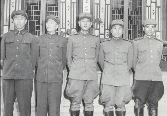 개성 내봉장에서 휴전협상에 참여한 공산군 측 대표단. 왼쪽 부터 셰팡, 덩화, 남일, 이상조, 장평산. 군사편찬연구소 '6.25 전쟁사' 8권
