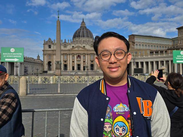 새 교황 선출을 위한 추기경단 비밀 회의 콘클라베가 열린 7일 바티칸에서 만난 인도네시아인 캐빈은 "새 교황은 소외된 이들을 각별하게 살피는 인물이어야 한다"고 말했다. 바티칸=신은별 특파원