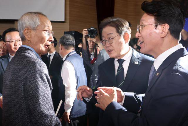 이재명(가운데) 더불어민주당 대선후보가 지난달 30일 서울 여의도 국회 의원회관에서 열린 더불어민주당 제21대 대통령선거 '진짜 대한민국' 중앙선거대책위원회 출범식에서 윤여준 상임총괄선거대책위원장, 김민석 공동선대위원장과 대화하고 있다. 뉴시스