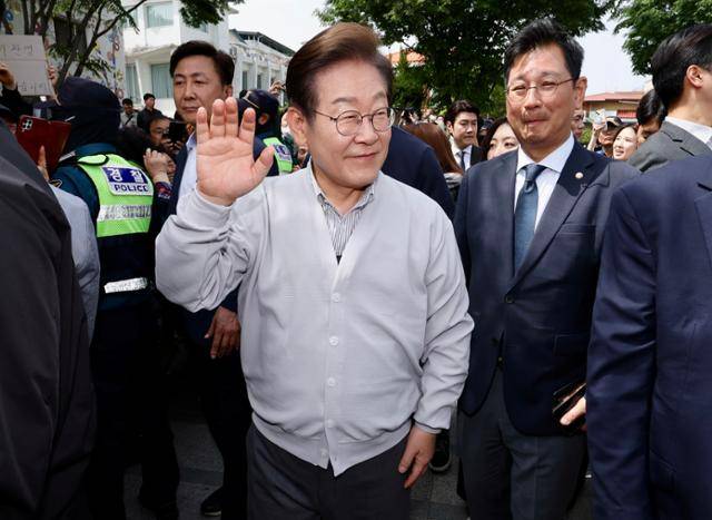 민심을 청취하는 '경청 투어'에 나선 이재명 더불어민주당 대선 후보가 7일 전북 전주시 완산구 풍남문 인근에서 시민들에게 인사를 하고 있다. 전주=뉴시스