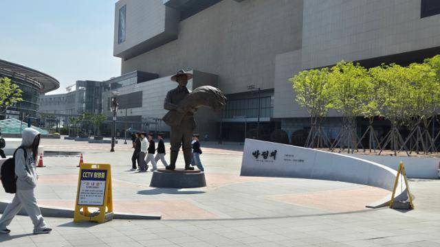 7일 동대구역 광장의 박정희 전 대통령 동상 앞에 'CCTV 촬영 중' 안내문이 세워져 있다. 대구=김재현 기자