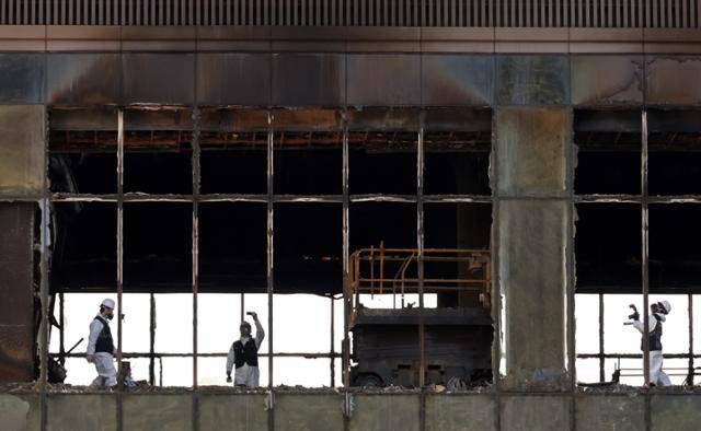 지난 2월 16일 오전 부산 기장군 오시리아 관광단지 오랑대공원 인근의 '반얀트리 해운대 부산' 공사 현장에서 화재 원인 규명을 위한 합동감식이 진행되고 있다. 연합뉴스
