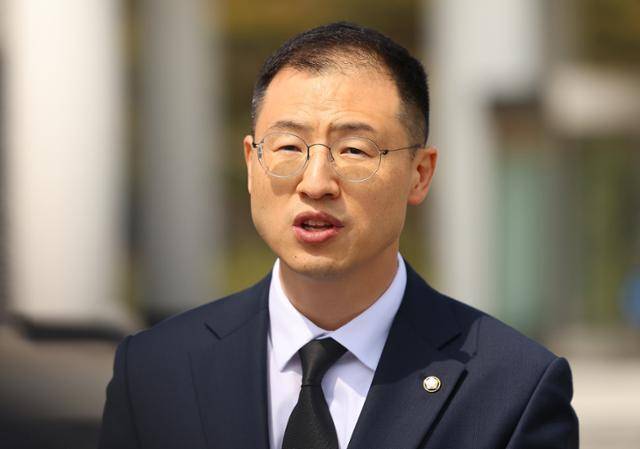 12·3 비상계엄 및 윤석열 전 대통령 탄핵과 관련해 당내에서 탈당 압박을 받아온 김상욱 의원이 8일 서울 동작구 현충원에서 참배 후 탈당 입장을 밝히고 있다. 연합뉴스