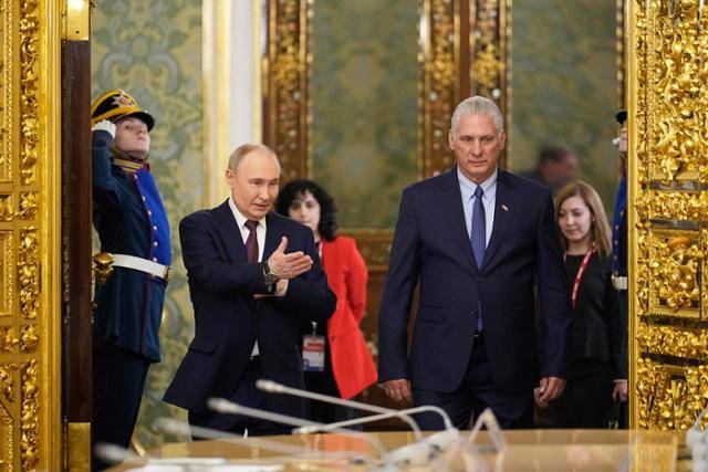 블라디미르 푸틴(앞줄 왼쪽) 러시아 대통령이 7일 러시아 크렘린궁에서 미겔 디아스카넬 쿠바 대통령에게 자리를 안내하고 있다. 모스크바=AP 연합뉴스