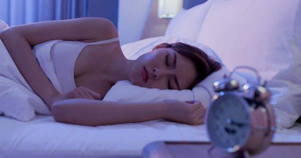 자정 이후에 자는 것이 여러 건강 문제를 유발한다고 밝혀졌다./사진=클립아트코리아