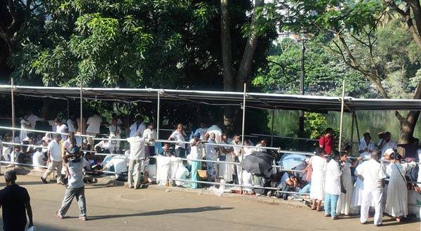 지난달 19일 스리랑카 캔디에 있는 불치사에서 많은 사람들이 석가모니의 치아 사리를 보기 위해 줄을 서서 기다리고 있었다./사진=이슬비 기자