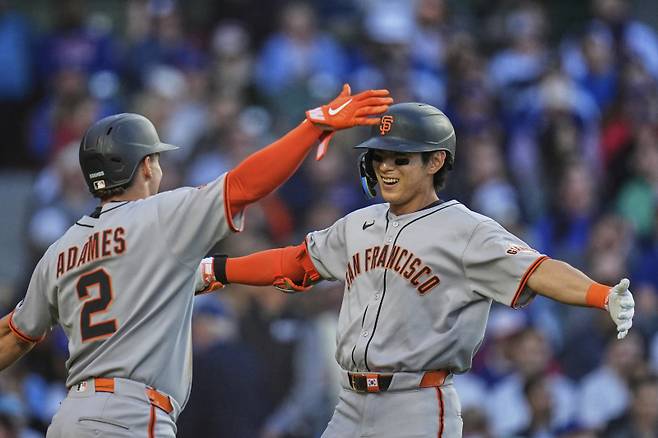 샌프란시스코 이정후(오른쪽)가 7일(한국시간) 미국 일리노이주 시카고의 리글리필드에서 열린 2025 미국프로야구 메이저리그 시카고 컵스와의 원정 경기에서 투런 홈런을 친 뒤 아다메스의 축하를 받고 있다. [AP=연합뉴스]