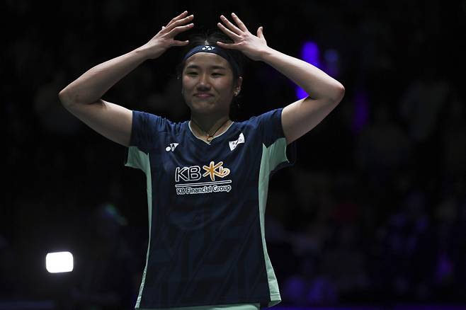 안세영이 지난 17일 영국 버밍엄의 유틸리타 아레나에서 열린 2025 BWF 전영 오픈 여자 단식 결승전에서 왕즈이(중국)를 제압한 뒤 왕관 세리머니를 펼치고 있다. AP=연합뉴스