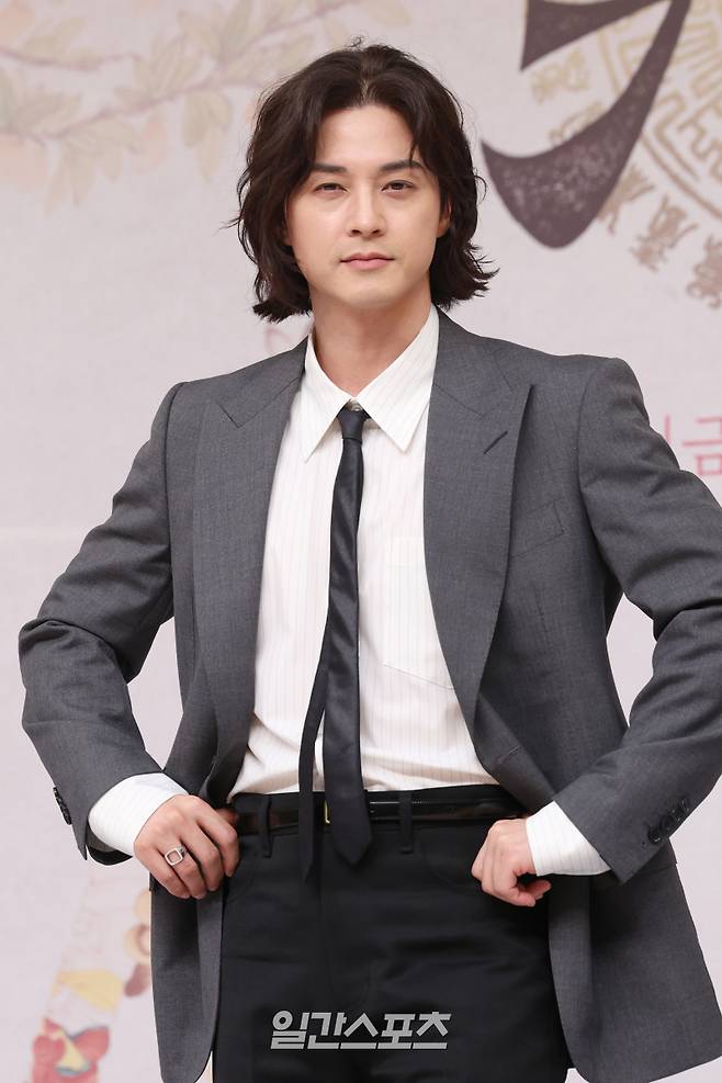 배우 김지훈이 17일 오후 서울 양천구 목동SBS에서 열린 SBS 새 금토드라마 '귀궁' 제작발표회에 참석해 포즈를 취하고 있다. '귀궁'은 영매의 운명을 거부하는 무녀 여리와 여리의 첫사랑 윤갑의 몸에 갇힌 이무기 강철이가 왕가에 원한을 품은 팔척귀에 맞닥뜨리며 몸과 혼이 단단히 꼬여버리는 육신 쟁탈 판타지 로코. 18일 밤 9시 50분 첫 방송. 서병수 기자 qudtn@edaily.co.kr /2025.04.17/