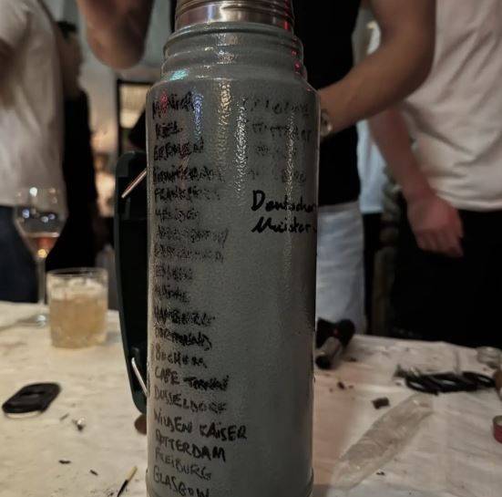 에릭 다이어의 물병에는 올 시즌 뮌헨 소속으로 경기를 치른 도시 이름이 적혀 있다. 사진=트리뷰나