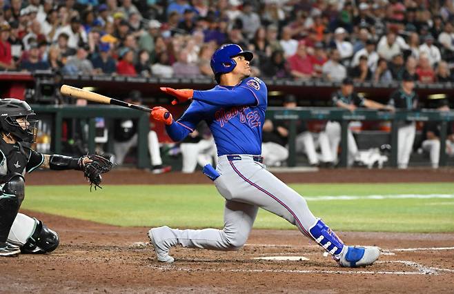 <yonhap photo-1954="">8일(한국시간) 애리조나 원정에서 홈런을 터트리는 후안 소토. [AFP=연합뉴스]</yonhap>