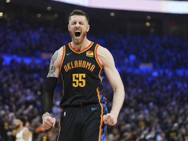 <yonhap photo-3722="">8일(한국시간) 열린 2024~25 미국프로농구(NBA) 서부 콘퍼런스 플레이오프(PO·7전 4승제) 2라운드 2차전에서 득점에 성공한 아이재아 하텐슈타인이 포효하고 있다. [AP=연합뉴스]</yonhap>