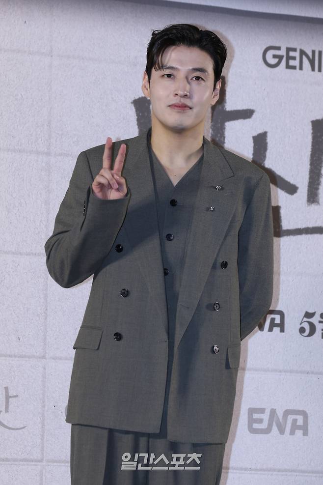 배우 강하늘이 8일 오후 서울 마포구 스탠포드호텔에서 열린 지니TV 오리지널 '당산의 맛' 제작발표회에 참석해 포즈를 취하고 있다. '당신의 맛'은 식품 기업을 물려받기 위해 작은 식당을 인수 합병하는 '레시피 사냥꾼'이 된 재벌 상속남 한범우와 전주에서 간판도 없는 원테이블 식당을 운영 중인 똥고집 셰프 모연주의 전쟁 같은 키친 타카 성장 로맨스. 오는 12일 밤 10시 첫 방송. 서병수 기자 qudtn@edaily.co.kr /2025.05.08/