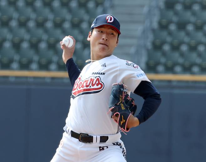 13일 오후 잠실야구장에서 열린 2025 프로야구 KIA 와 두산의 시범경기. 두산 선발 곽빈이 힘차게 공을 던지고 있다 잠실=정시종 기자 capa@edaily.co.kr /2025.03.13.