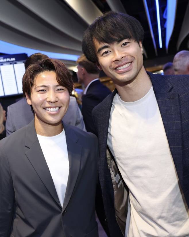 2024~25 구단 올해의 골을 수상한 미토마 가오루(오른쪽). 사진=브라이턴 SNS