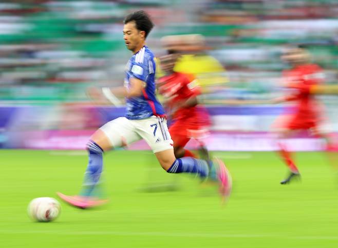 부상 복귀 미토마 훨훨 (도하=연합뉴스) 김도훈 기자 = 31일(현지시간) 카타르 도하 앗수마마 스타디움에서 열린 2023 아시아축구연맹(AFC) 아시안컵 16강전 바레인과 일본 경기. 부상에서 복귀해 이번 대회 처음으로 후반 교체 출전한 일본 미토마 가오루가 바레인 측면을 드리블로 돌파하고 있다. 2024.1.31 superdoo82@yna.co.kr/2024-01-31 22:21:59/ <저작권자 ⓒ 1980-2024 ㈜연합뉴스. 무단 전재 재배포 금지, AI 학습 및 활용 금지>