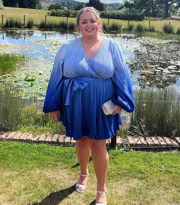 극단적인 식단이나 약물 등에 집착하지 않고 60㎏을 감량한 한 여성의 다이어트 법이 공개됐다. 사진은 감량 전 멜로디 벅. [사진=데일리메일]