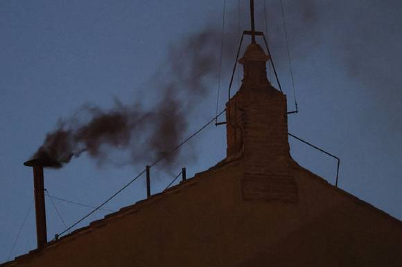 7일(현지시간) 바티칸 시스티나 성당 굴뚝에서 교황 선출이 불발됐음을 알리는 검은 연기가 피어오르고 있다. [사진=로이터/연합뉴스]