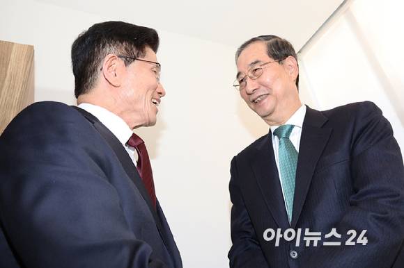 국민의힘 김문수 대선후보와 무소속 한덕수 대선 예비후보가 7일 서울 종로구의 한 식당에서 후보 단일화와 관련해 회동하고 있다. [사진=곽영래 기자]