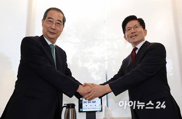 국민의힘 김문수 대선후보와 무소속 한덕수 대선 예비후보가 7일 서울 종로구의 한 식당에서 후보 단일화 관련 회동을 하기 전 악수하고 있다. [사진=곽영래 기자]